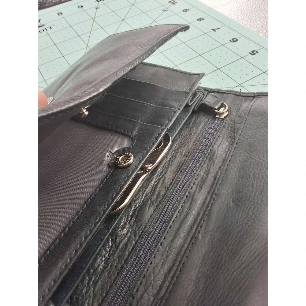Classic Black Leather Bifold Wallet |‎ Snap Closure | Card Slots